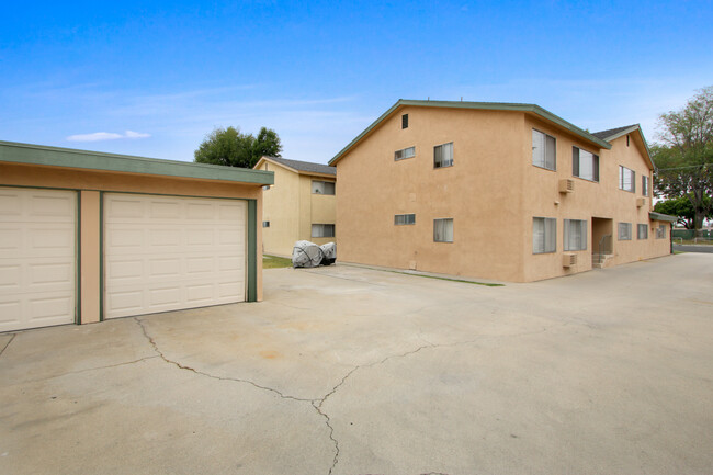 5915 Woodruff Ave in Lakewood, CA - Building Photo - Building Photo