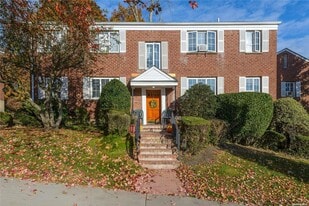 47 Nathan Hale Dr in Huntington, NY - Building Photo