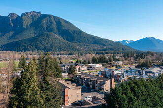 Mount Si in North Bend, WA - Foto de edificio - Building Photo