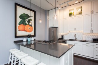 130 S Canal St, Unit 410 in Chicago, IL - Building Photo - Building Photo