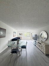 163 Lakeview Dr in Weston, FL - Building Photo - Building Photo