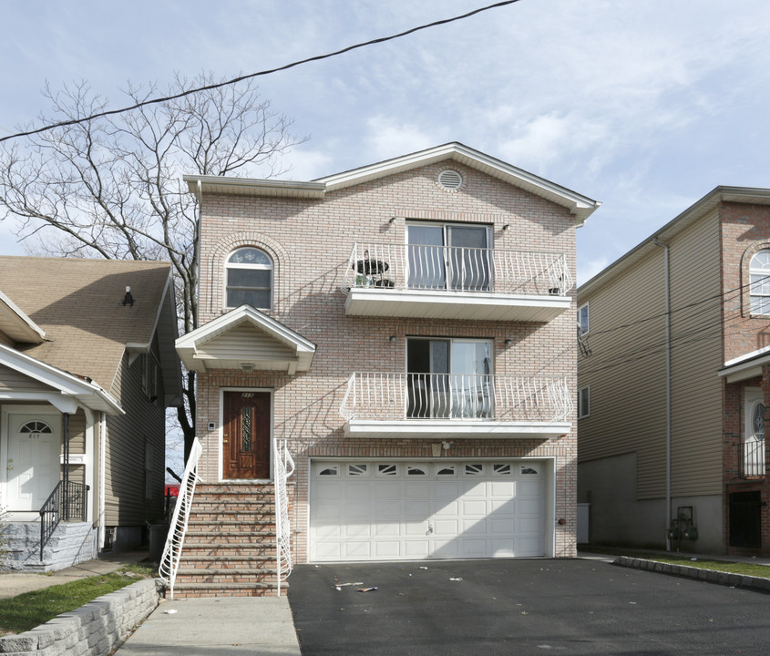 215 Catherine St in Elizabeth, NJ - Building Photo