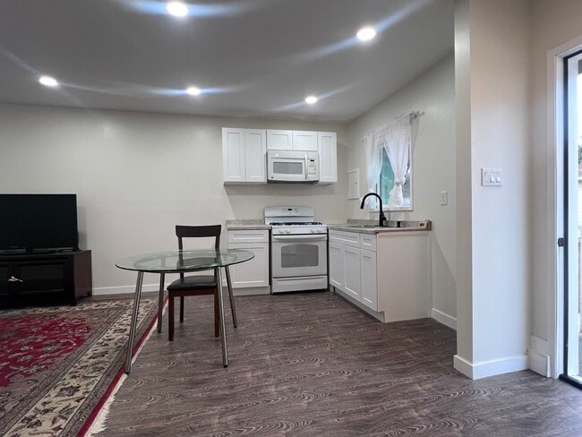 1367 W 12th St, Unit B in San Pedro, CA - Foto de edificio - Building Photo