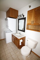 1527 Clarence Ct, Unit D in West Bend, WI - Foto de edificio - Building Photo