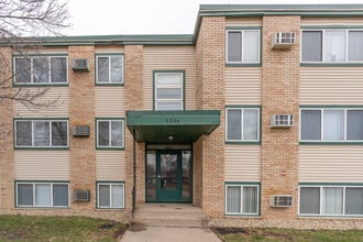 Douglas Drive Terrace in Crystal, MN - Foto de edificio - Building Photo