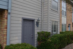 6111 Beverly Hill St in Houston, TX - Building Photo