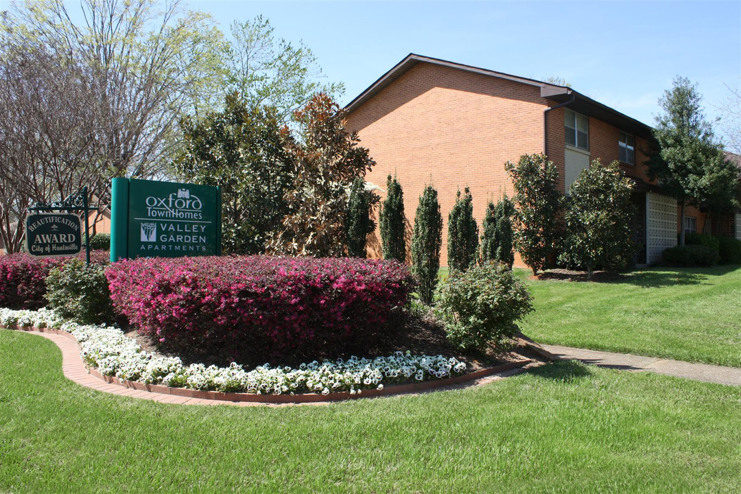 Oxford Townhomes and Apartments Photo