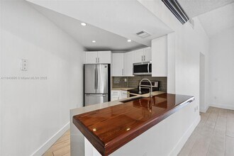 9741 Fontainebleau Blvd in Miami, FL - Building Photo - Building Photo