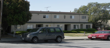 351-357 Laurel Ave in Hayward, CA - Foto de edificio - Building Photo