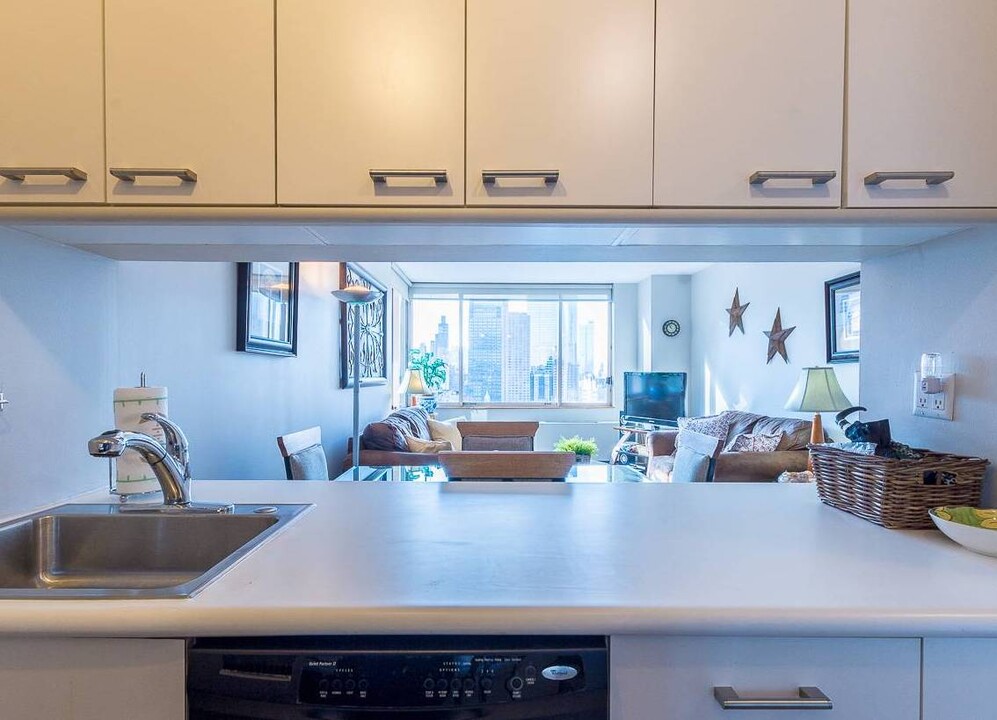 1567 2nd Ave in New York, NY - Building Photo