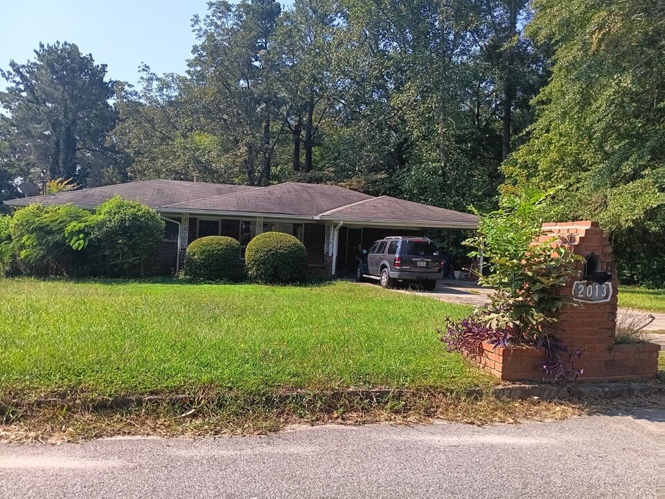 2013 Yucca Dr in Decatur, GA - Foto de edificio