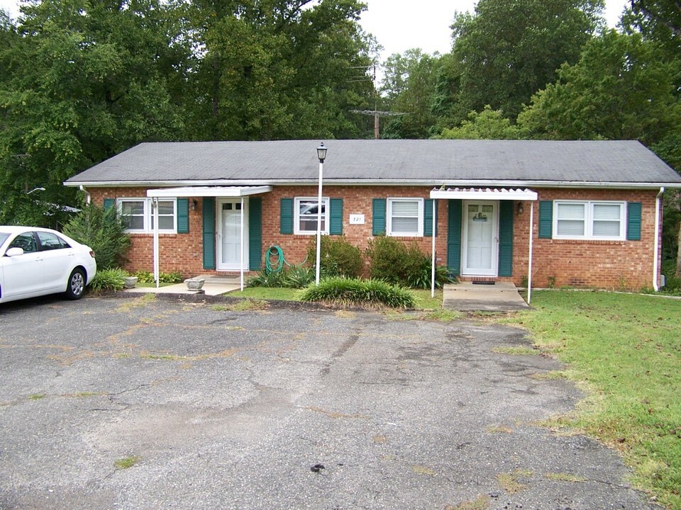 721 N Main St in Dobson, NC - Building Photo