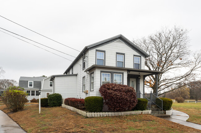 208 Boston St in Guilford, CT - Building Photo - Building Photo