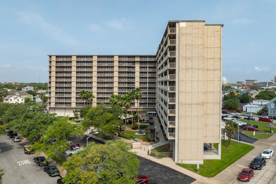 Gulf Breeze Apartments in Galveston, TX - Foto de edificio