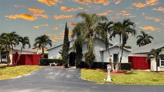 24980 SW 127th Ct in Homestead, FL - Building Photo