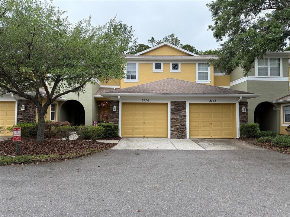 8176 Stone View Dr in Tampa, FL - Building Photo