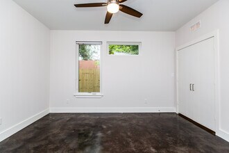 905 W Austin St, Unit B in Conroe, TX - Foto de edificio - Building Photo