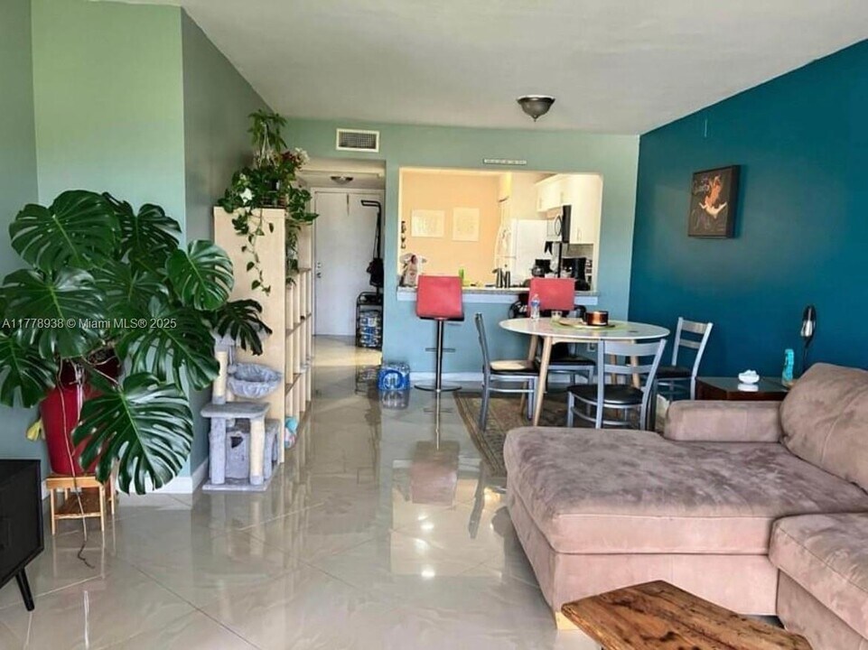 20805 NE 8th Ct in Miami, FL - Building Photo