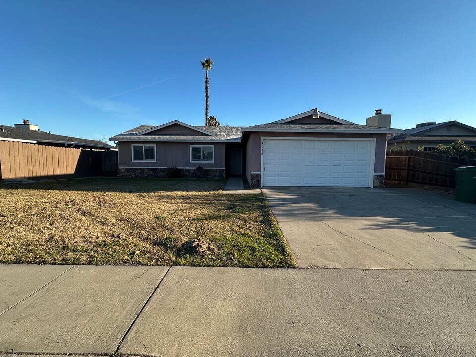 1078 Boxwood Way in Turlock, CA - Building Photo