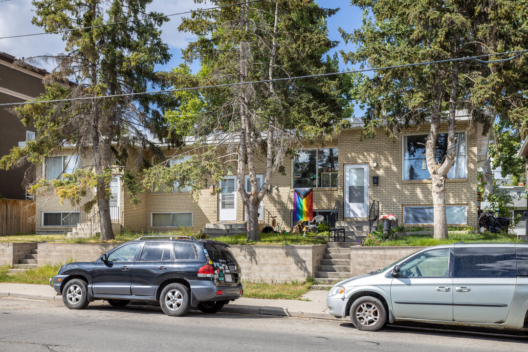 1808 34 Av SW in Calgary, AB - Building Photo