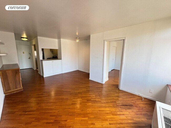 400 E 70th St in New York, NY - Building Photo - Building Photo