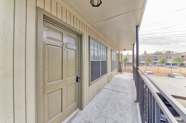 3131 Southwest Fwy in Houston, TX - Building Photo - Building Photo