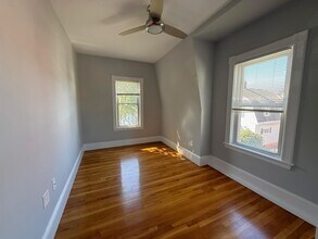 7 Leyden Ave, Unit 2 in Medford, MA - Building Photo - Building Photo