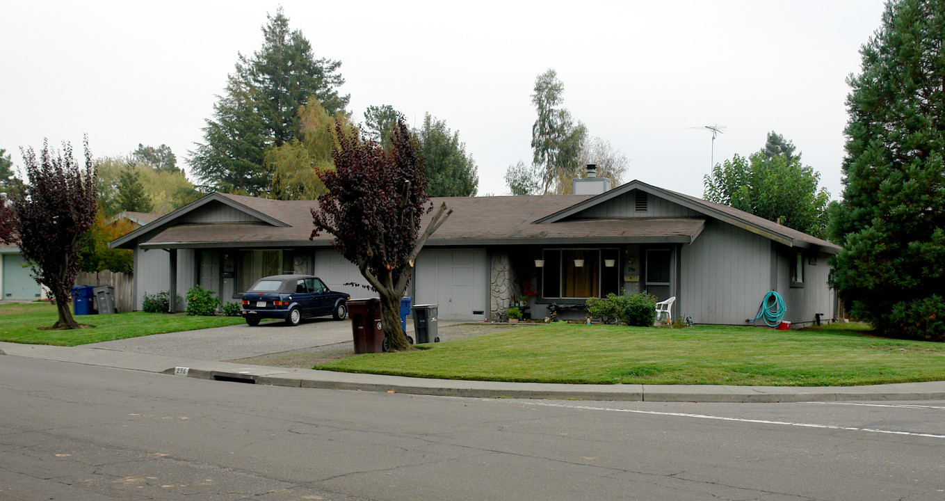 296 Lincoln Ave in Cotati, CA - Foto de edificio