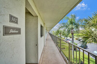 5574 Witney Dr in Delray Beach, FL - Foto de edificio - Building Photo