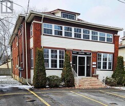 5055 Fourth Ave in Niagara Falls, ON - Building Photo