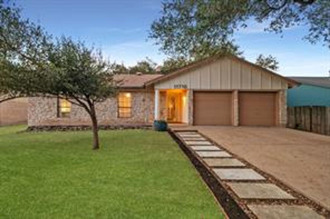 11710 Running Fox Trail in Austin, TX - Building Photo