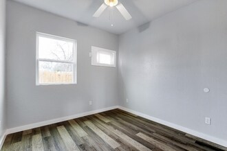 438 S San Joaquin Ave in San Antonio, TX - Building Photo - Building Photo