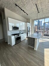 744 N Wells St, Unit 823 in Chicago, IL - Foto de edificio - Building Photo