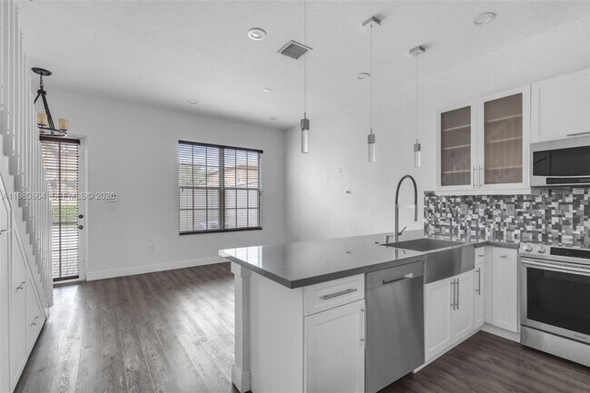 624 SW 147th Ave in Pembroke Pines, FL - Building Photo - Building Photo