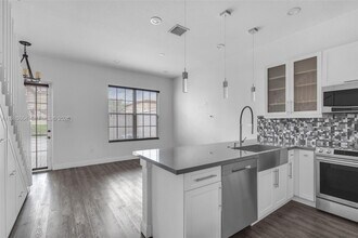 624 SW 147th Ave in Pembroke Pines, FL - Building Photo - Building Photo