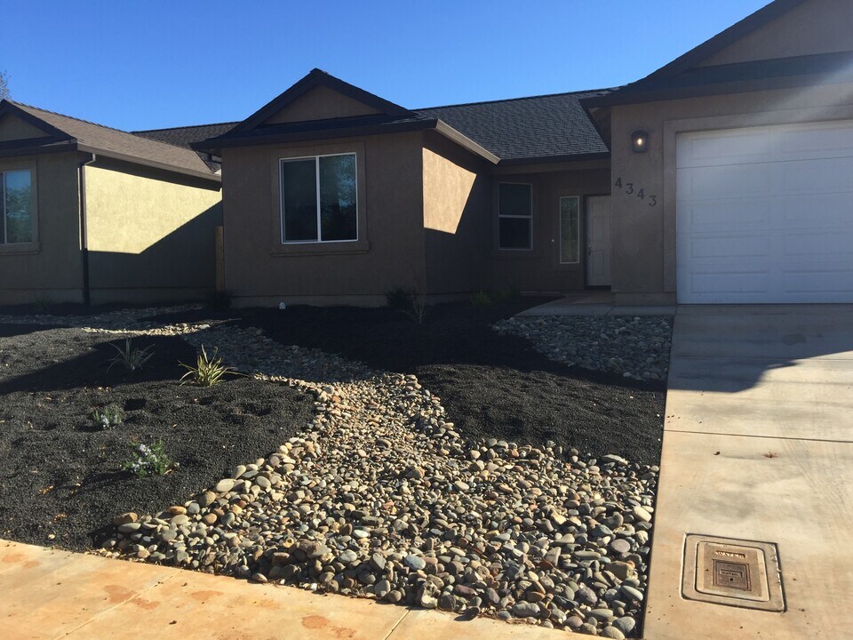 4343 Paulson Ln in Redding, CA - Building Photo