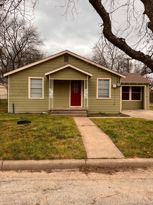 110 W 2nd St in Weatherford, TX - Building Photo