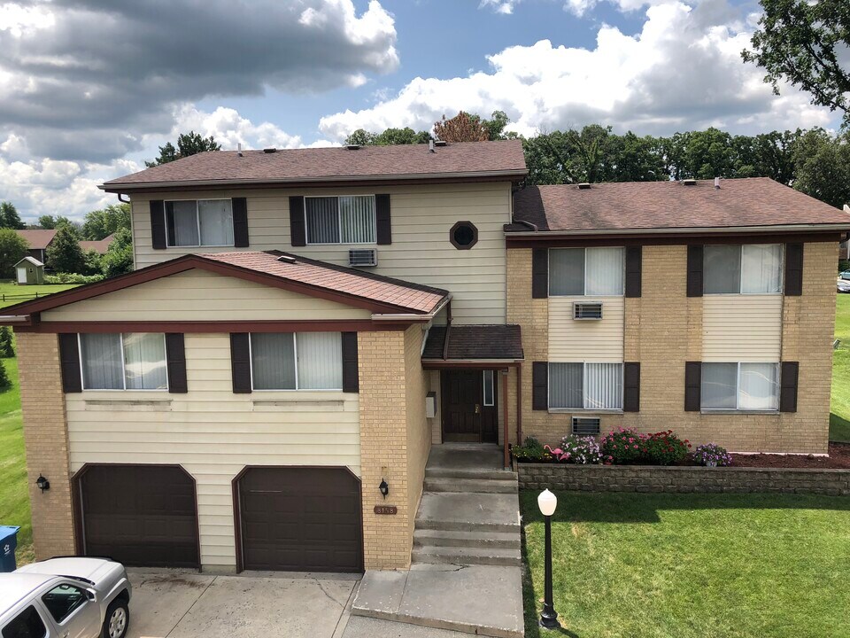 8158 Durbin Terrace in Crown Point, IN - Building Photo