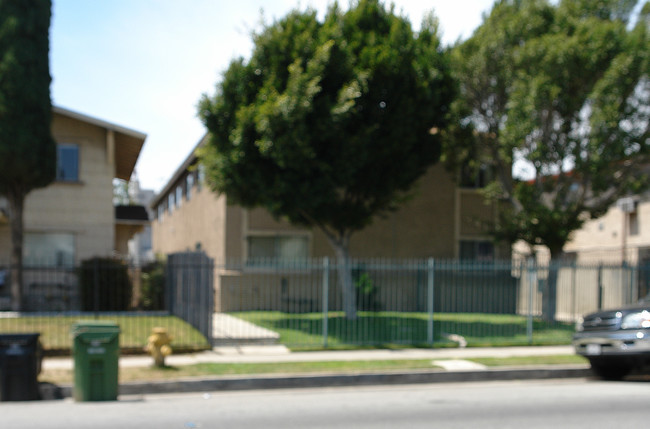 Hollywood Manor Apartments in Hollywood, CA - Building Photo - Building Photo