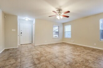 6734 Benke Farm in San Antonio, TX - Foto de edificio - Building Photo