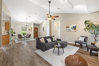 1301 S Quinlan Park Rd in Austin, TX - Foto de edificio - Building Photo