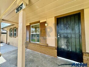 2037 Lake Dr in Stockton, CA - Building Photo - Building Photo