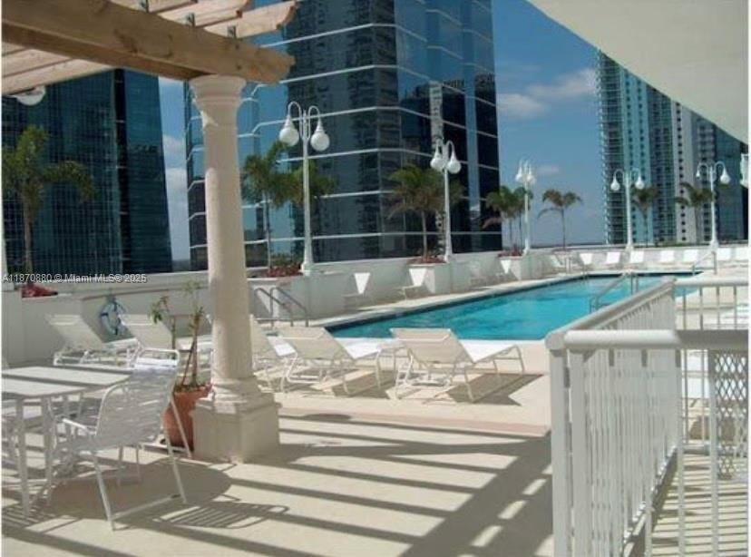 1200 Brickell Bay Dr, Unit 3318 in Miami, FL - Foto de edificio