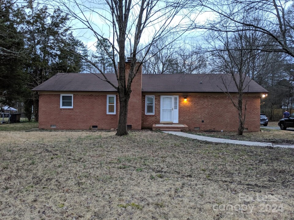 632 Catawba Cir N in Matthews, NC - Foto de edificio