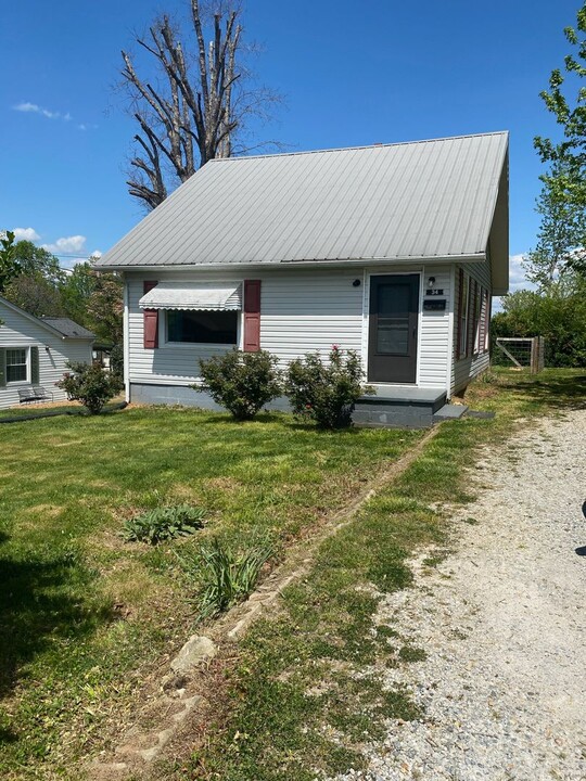 34 Carroll St in Marion, NC - Building Photo