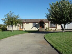 905 Plumas Ave in Olivehurst, CA - Building Photo