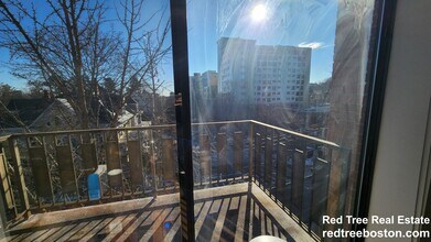 24 Fuller St, Unit 406 in Brookline, MA - Foto de edificio - Building Photo