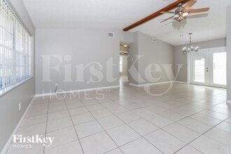 650 NW Selvitz Rd in Port St. Lucie, FL - Foto de edificio - Building Photo