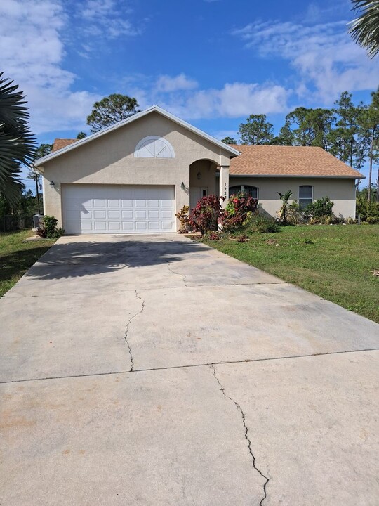 1223 Lake Ave in Lehigh Acres, FL - Building Photo