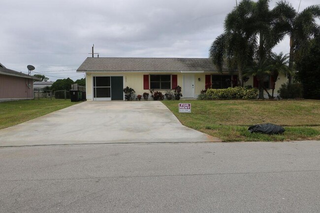 1852 SW Hampshire Ln in Port St. Lucie, FL - Foto de edificio - Building Photo